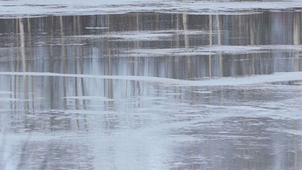 Poliisi varoittaa heikoista jäistä. Kuvituskuva.