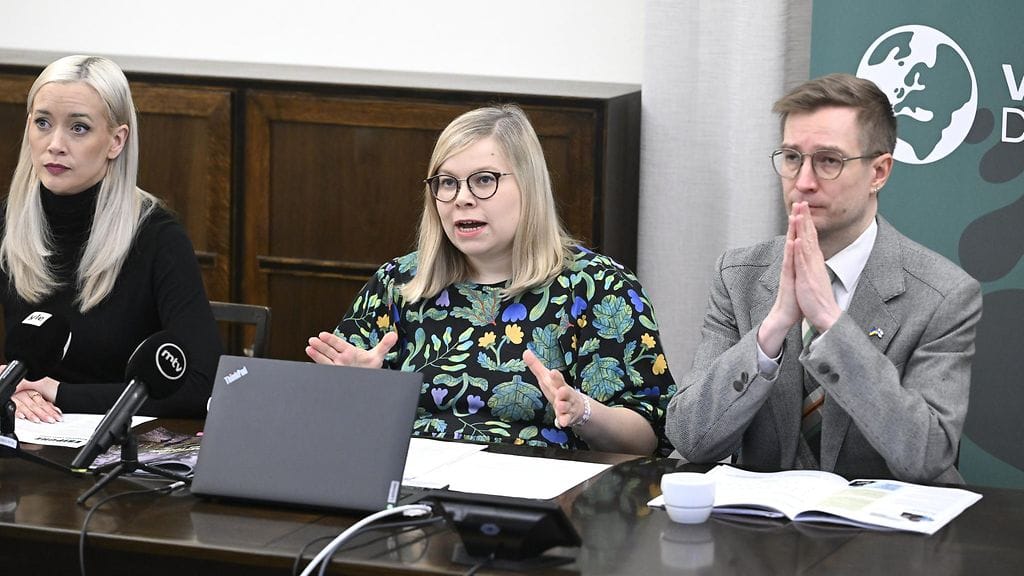 Puheenjohtaja Sofia Virta, eduskuntaryhmän varapuheenjohtaja ja valtiovarainvaliokunnan varapuheenjohtaja Saara Hyrkkö ja eduskuntaryhmän puheenjohtaja Oras Tynkkynen esittelemässä vihreiden vaihtoehtobudjettia Helsingissä 20. marraskuuta 2025.