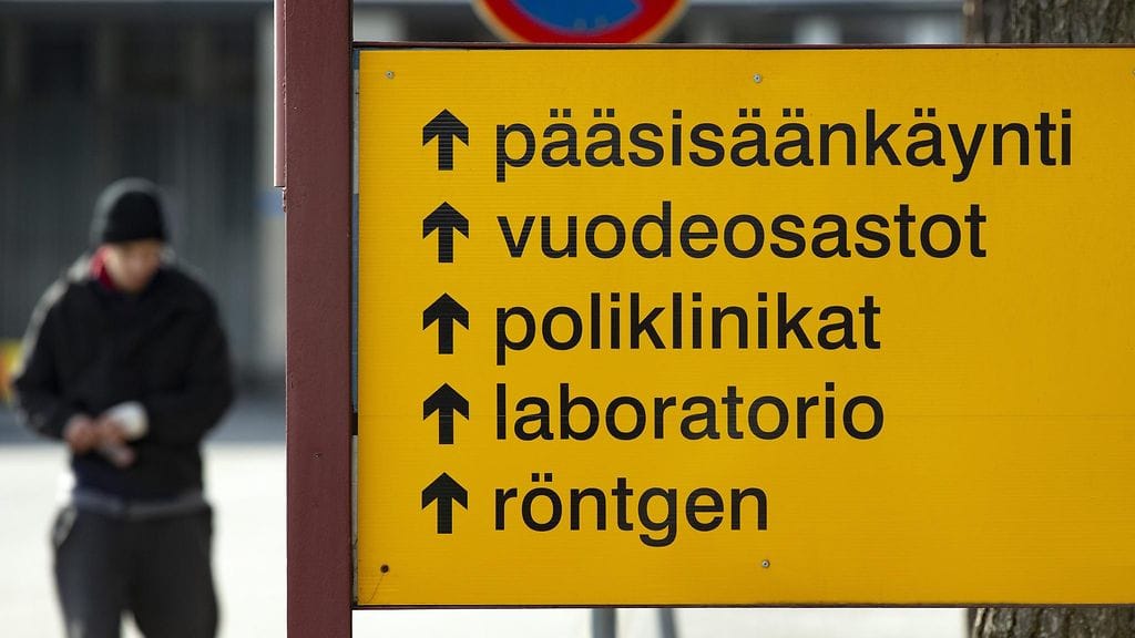 Opastekylttejä Keski-Suomen keskussairaalan alueella Jyväskylässä 7. huhtikuuta 2020.