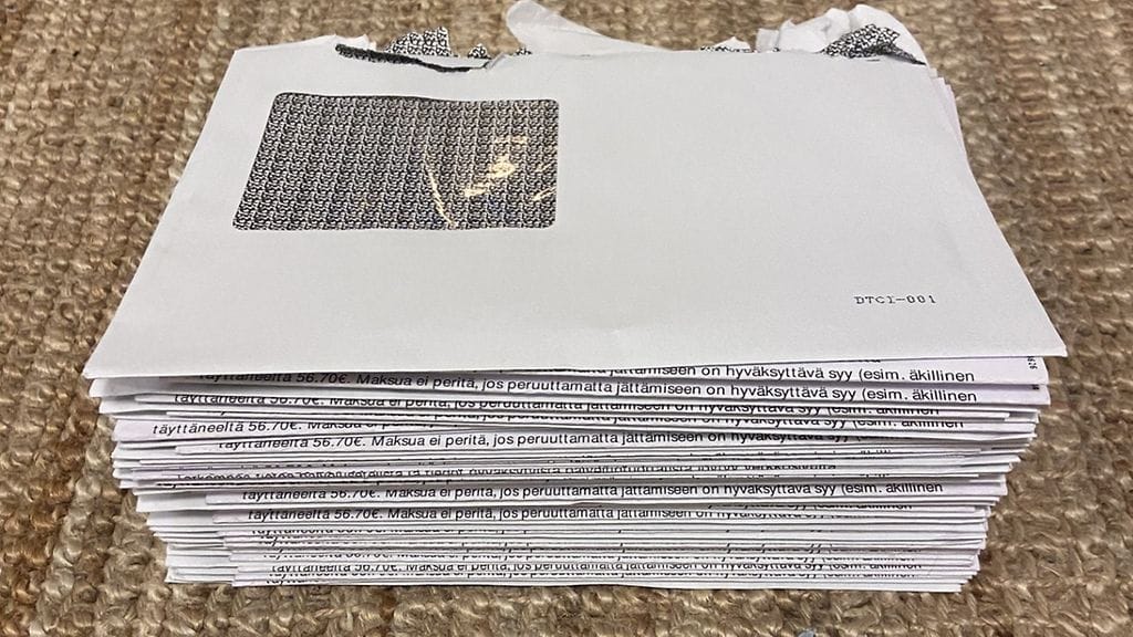 HUS KIRJETULVA kirjeet kasassa, sama teksti