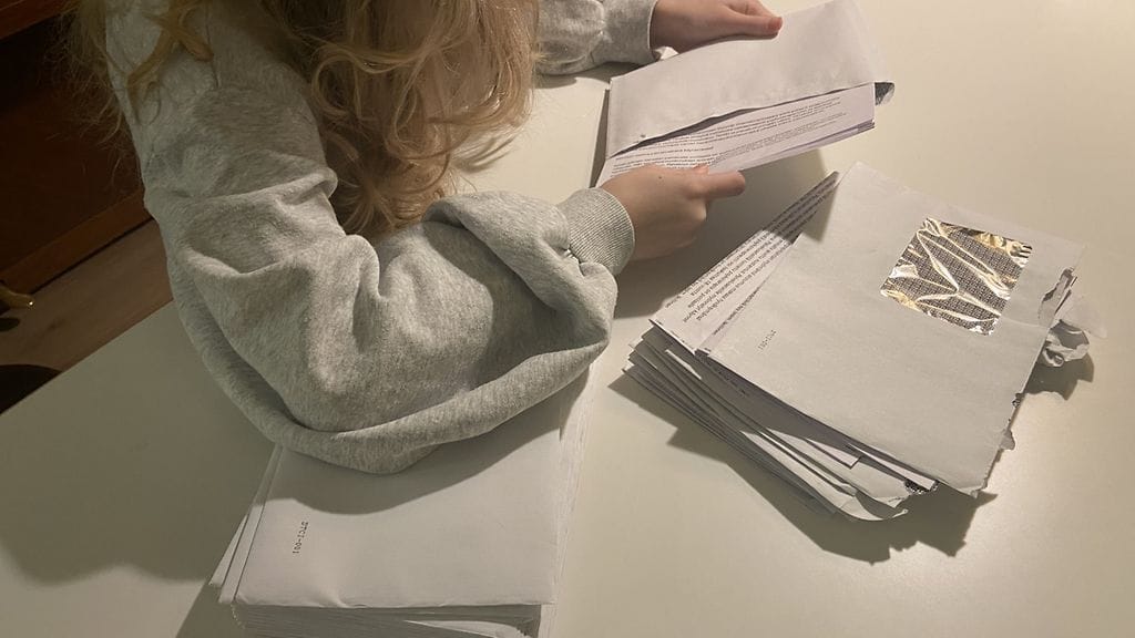 Tiinan tytär avaamassa Husin kirjeitä.