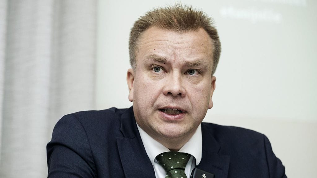 Keskituloiselle jäisi keskustan esittelemässä vaihtoehdossa vähintään noin 500 euroa vuodessa enemmän käteen hallituksen linjaan verrattuna. Kuvassa keskustan puheenjohtaja Antti Kaikkonen.