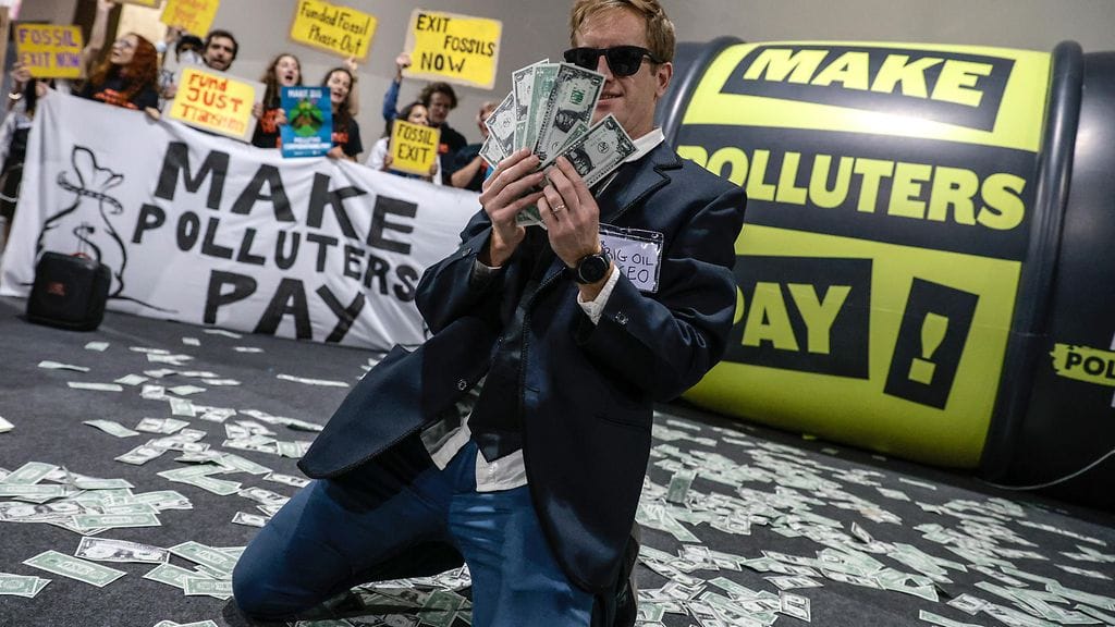 Mielenosoittajat heittelivät seteleitä ja vaativat saastuttajia maksamaan aiheuttamistaan vahingoista COP30-ilmastokokouksessa Belemissä, Brasiliassa keskiviikkona.