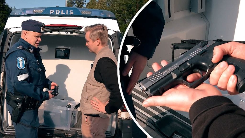 Länsi-Uudenmaan poliisilaitoksen komisario Hannu Väänänen paljastaa Rikospaikan Sumuinen Suomimarket -dokumentissa, minkälaisia aseita nuorilta on löytynyt.