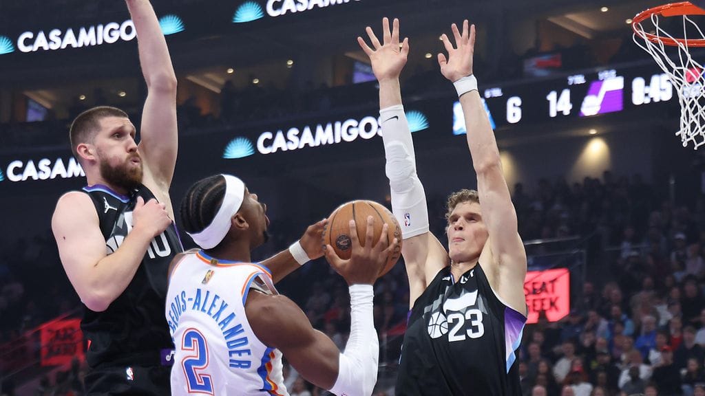 Utah Jazzin Lauri Markkanen puolustustöissä, kun Oklahoma City Thunderin Shai Gilgeous-Alexander haki heittoa.