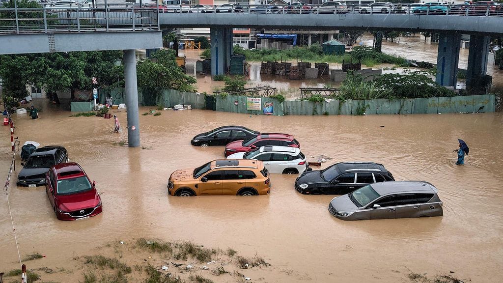 Hellittämätön sade on piiskannut Vietnamin etelä- ja keskiosaa lokakuun lopulta lähtien.