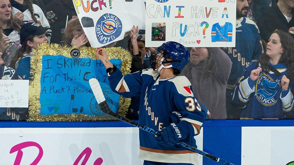 Vancouver Goldeneyesin Michelle Karvinen heitti kiekon faneille ennen PWHL-debyyttiään.