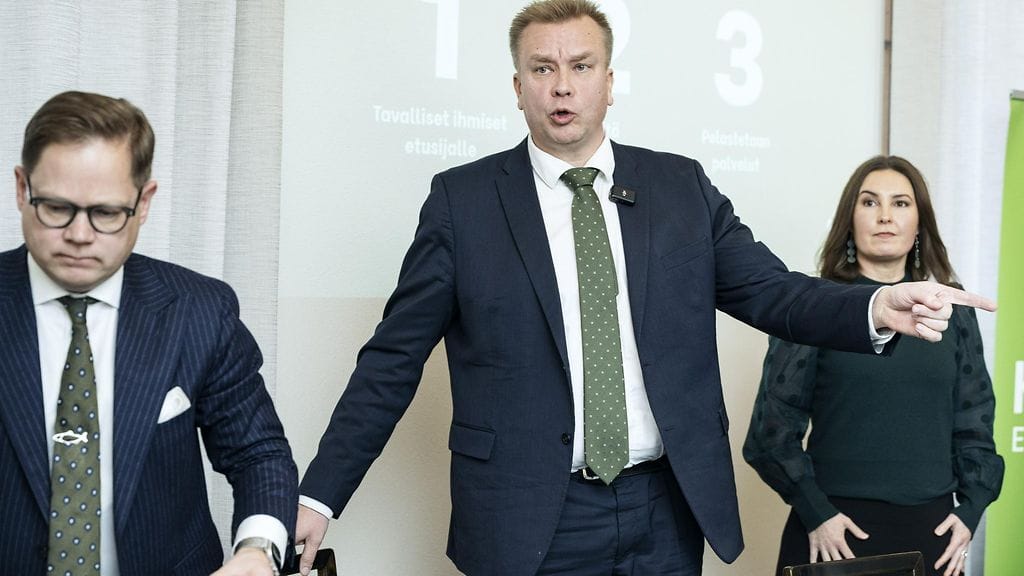 Keskustan varapuheenjohtaja ja eduskunnan valtiovarainvaliokunnan puheenjohtaja Markus Lohi, puheenjohtaja Antti Kaikkonen ja eduskuntaryhmän varapuheenjohtaja Eeva Kalli esittivät puolueen vaihtoehtoja pääministeri Orpon hallituksen politiikalle.