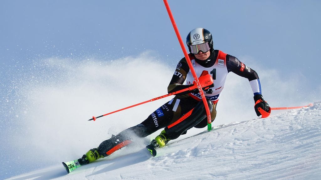 Eduard Hallberg jakaa toista sijaa ensimmäisellä kierroksella.