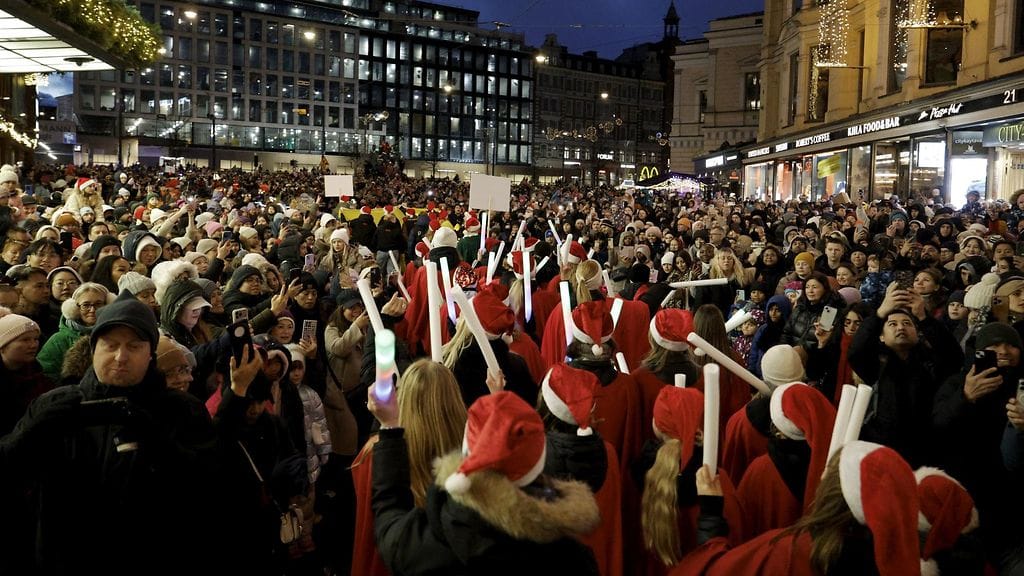 LK 22.11.2025 Yleisöä ja esiintyjiä joulukadun avajaisissa Aleksilla Helsingissä 22. marraskuuta 2025. Paraatikulkue lähti Senaatintorilta ja samalla sytytettiin Aleksanterinkadun jouluvalot.