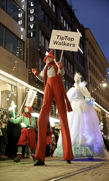 LK 22.11.2025 Esiintyjiä joulukadun avajaisissa Aleksilla Helsingissä 22. marraskuuta 2025. Paraatikulkue lähti Senaatintorilta ja samalla sytytettiin Aleksanterinkadun jouluvalot.