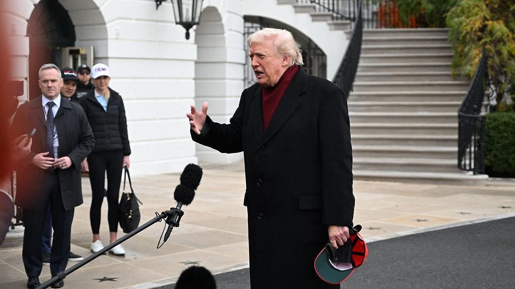 LK 22.11.2025 Presidentti Donald Trump puhui lehdistölle ennen kuin hän nousi Marine One -helikopteriin Washington DC:ssä 22. marraskuuta 2025 matkalla golfkentille Marylandiin.