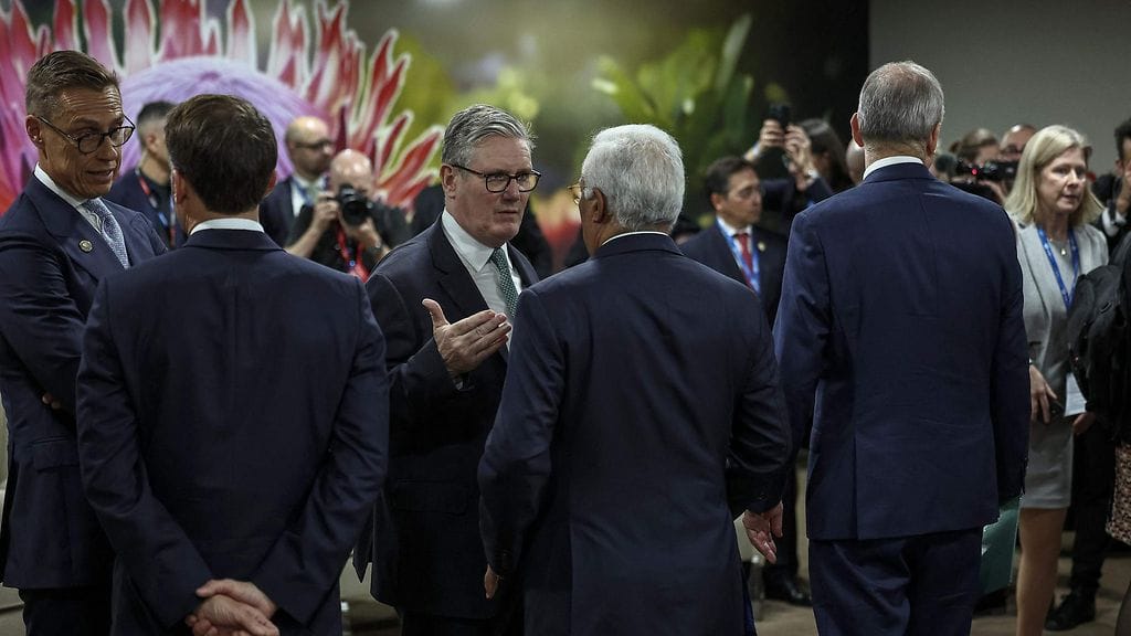 Britannian pääministeri Keir Starmer (kuvassa keskellä) keskusteli Euroopan neuvoston puheenjohtajan Antonio Costan kanssa Etelä-Afrikassa Johannesburgissa lauantaina. Vasemmalla Suomen presidentti Alexander Stubb.