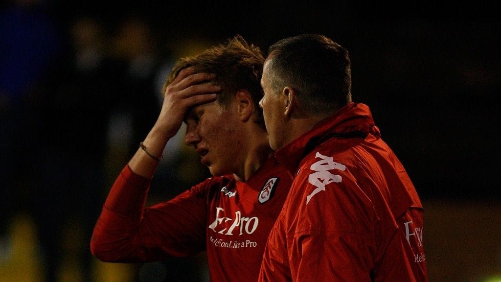 Jesse Joronen (vas.) saa ohjeita hävityn pelin jälkeen.