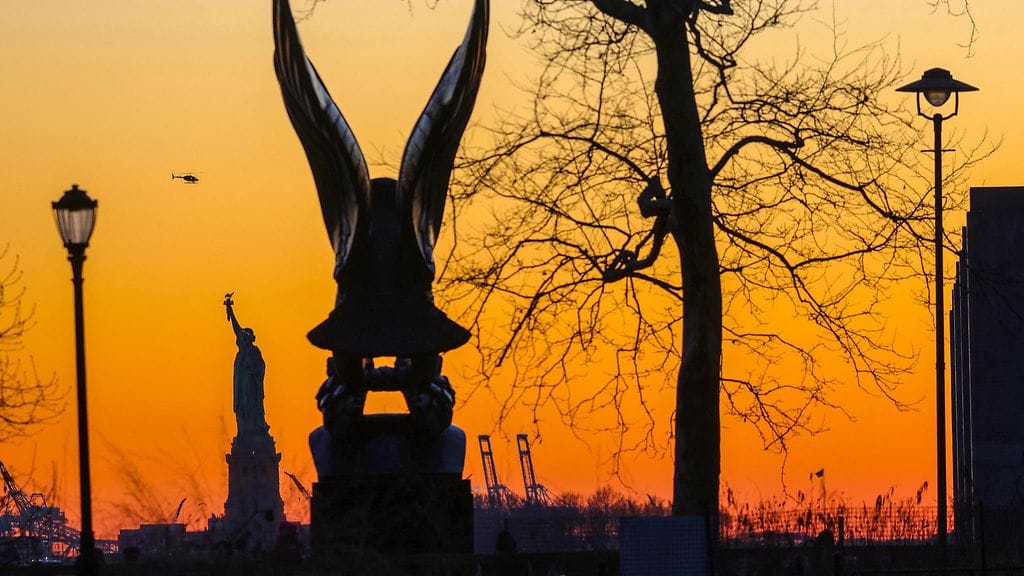 AOP Iltanäkymä Battery Parkista Manhattanilta New Yorkista i5. helmikuuta 2024. Taustalla siintää Vapaudenpatsas.