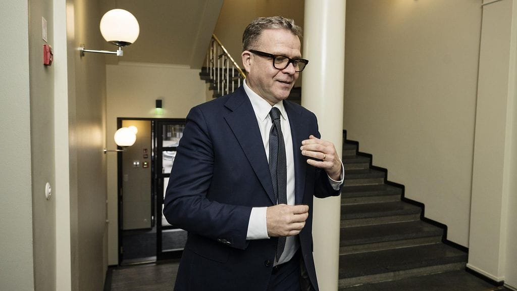 Pääministeri Petteri Orpo (kok.) saapumassa eduskuntaan marraskuussa.
