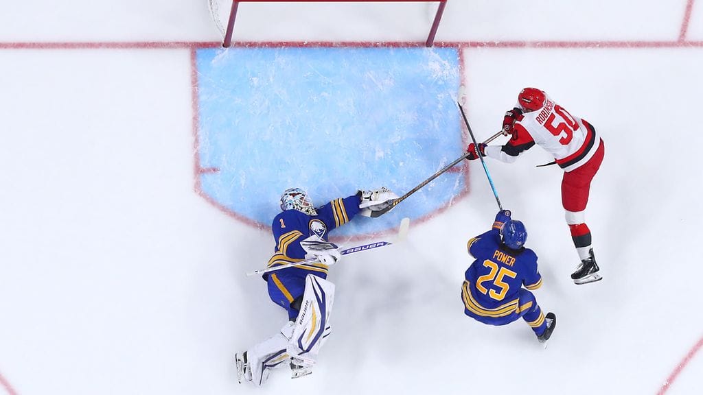 Buffalo Sabres -maalivahti Ukko-Pekka Luukkonen teki isoja pelastuksia Carolina Hurricanesia vastaan.