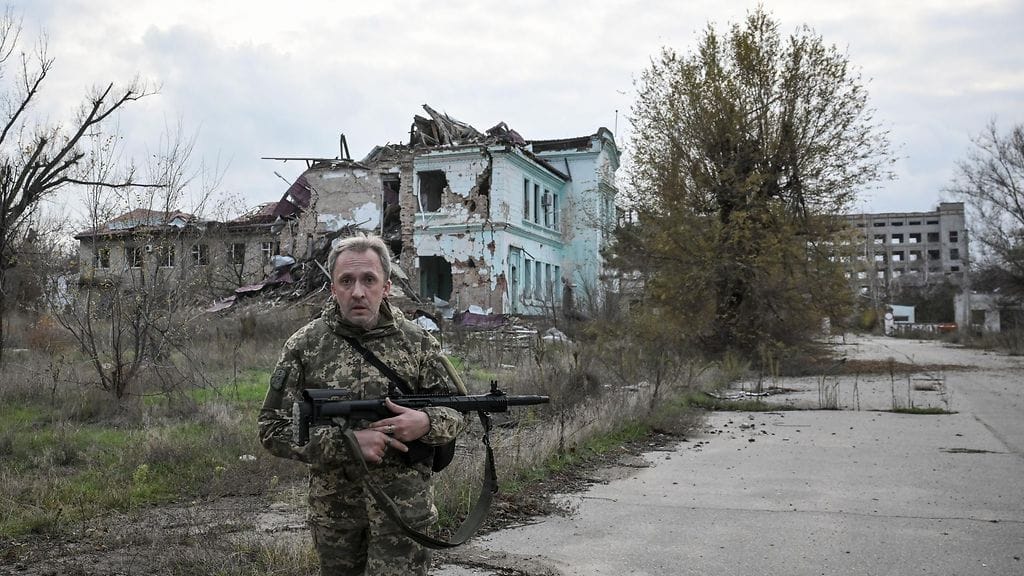 Ukrainalaissotilas kävelee pois tuhoutuneesta rakennuksesta etulinjalla Orihivissa, Zaporizhzhjan alueella, Ukrainassa, 13. marraskuuta 2025.