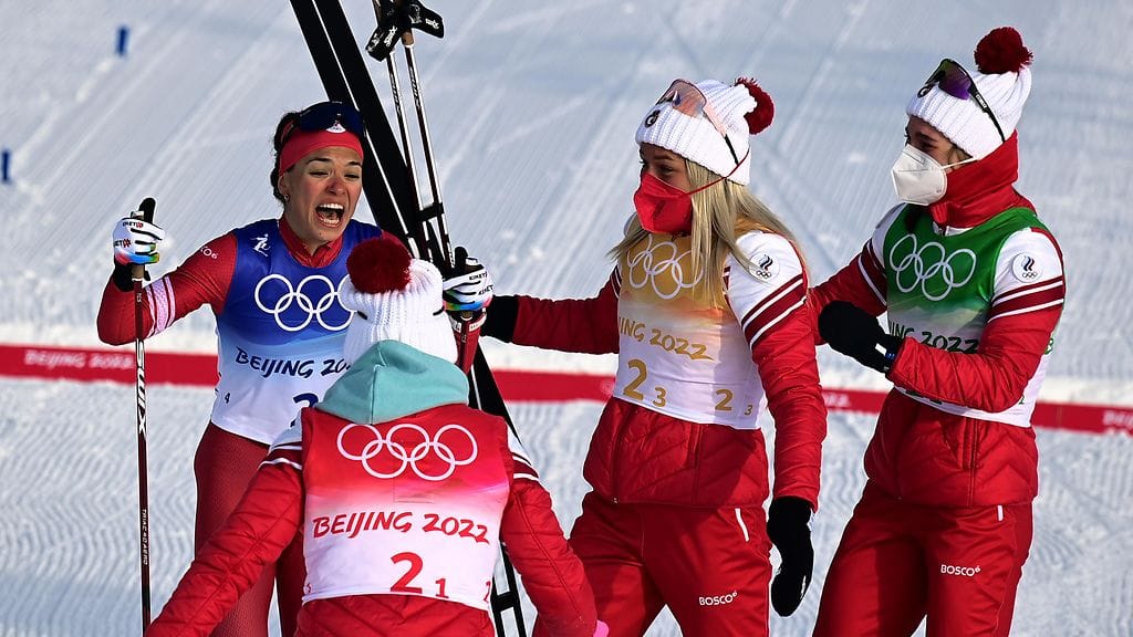 Venäjä juhli Pekingin talviolympialaisissa miesten ja naisten viestikultia. Kuvassa naisten joukkue.
