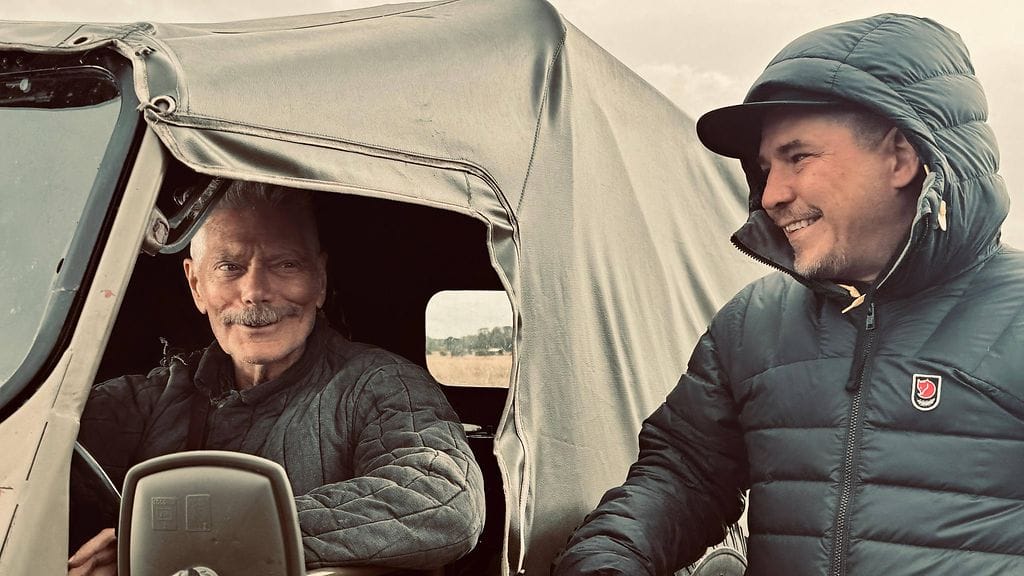 Näyttelijä Stephen Lang (vasemmalla) ja ohjaaja Jalmari Helander Sisu 2:n kuvauksissa.