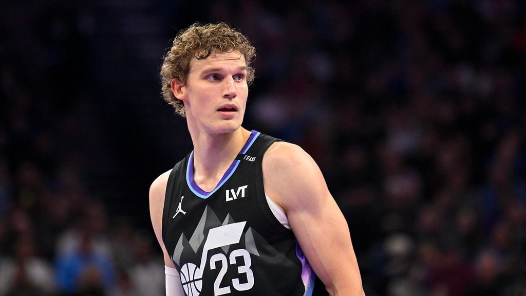 Utah Jazzin Lauri Markkasella lähti ottelun tiimellyksessä kenkä jalasta.