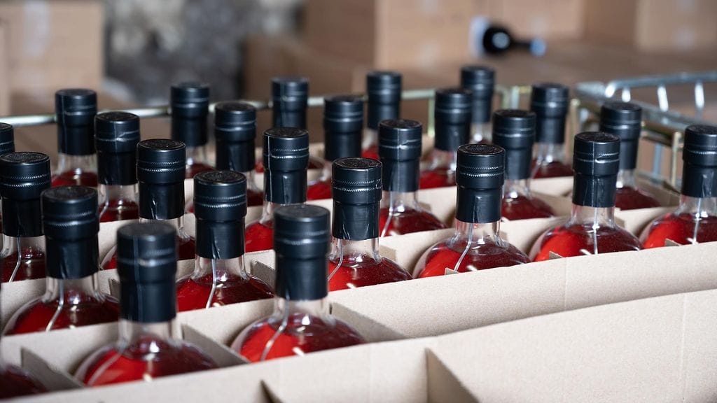 Tuhansien pullojen konjakkivarkaudella on vaikutuksia myös Suomeen. Kuvituskuva.