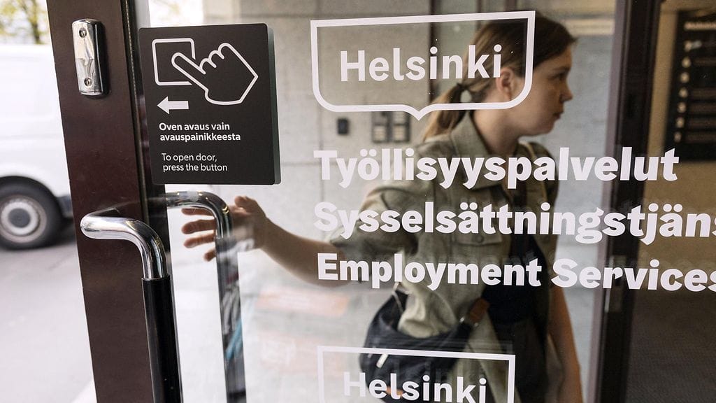 Työttömyysaste nousi jo yli 10 prosentin. Samalla työllisiä on aiempaa enemmän.