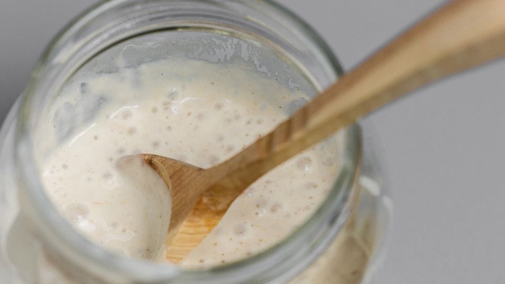 Hapanjuuritaikina valmistuu vehnäjauhoista ja vedestä.