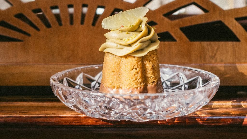 Näyttävä leivos sopii hienompiinkin juhliin.