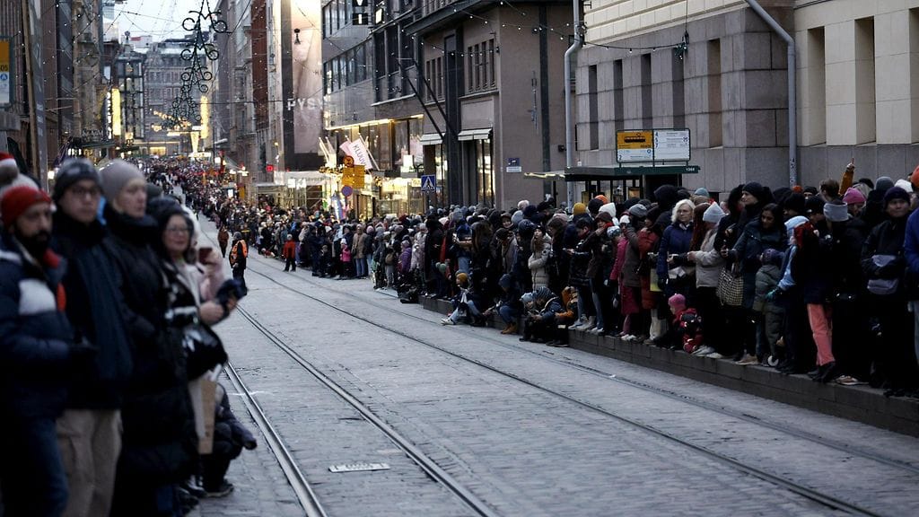 Kuvituskuvassa katsojia Aleksin joulukadun avajaisissa Helsingissä 22. marraskuuta 2025.