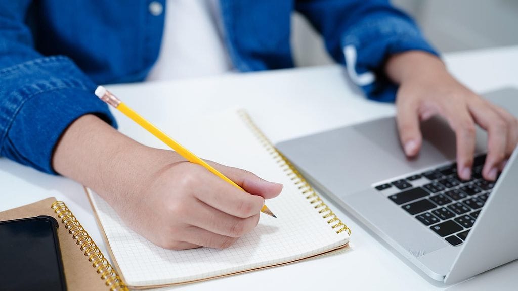 Nuori voi saada parempia arvosanoja, jos uskoo, että omia kykyjä voi kehittää. Kuvituskuva.