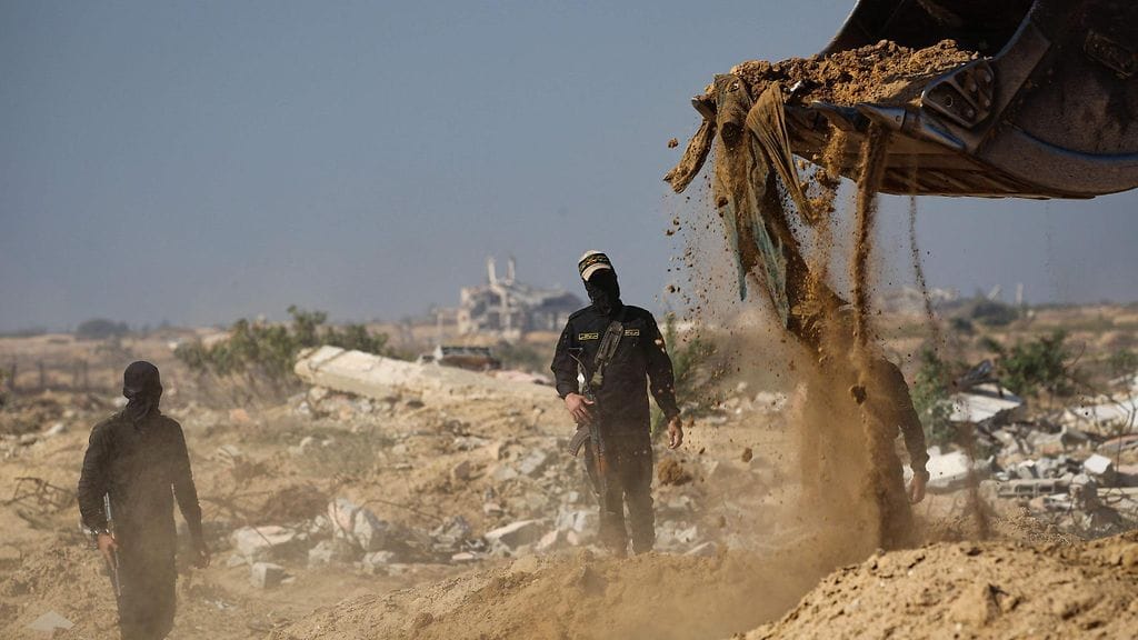 Islamilaiseen jihadiin kuuluvat miehet etsivät ruumiita Nuseiratissa Gazan keskialueella 21. marraskuuta 2025.