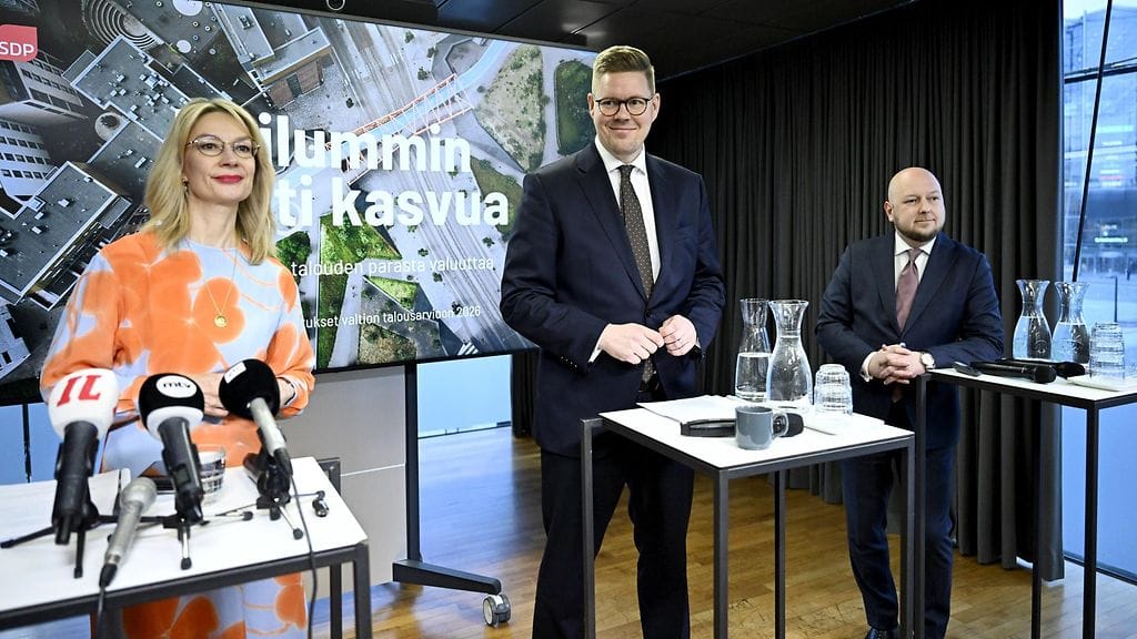 SDP:n puheenjohtaja Antti Lindtman (kesk.), eduskuntaryhmän puheenjohtaja Tytti Tuppurainen (vas.) sekä kansanedustaja, SDP:n valtiovarainvaliokunnan vastaava Joona Räsänen esittelivät puolueen vaihtoehtobudjetin mediatilaisuudessa Musiikkitalolla Helsingissä 25. marraskuuta 2025.