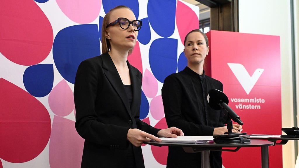 Vasemmistoliiton puheenjohtaja, kansanedustaja Minja Koskela ja kansanedustaja, valtiovarainvaliokunnan jäsen Hanna Sarkkinen (vas) esittelivät puolueen vaihtoehtobudjetin mediatilaisuudessa Helsingissä 25. marraskuuta 2025.