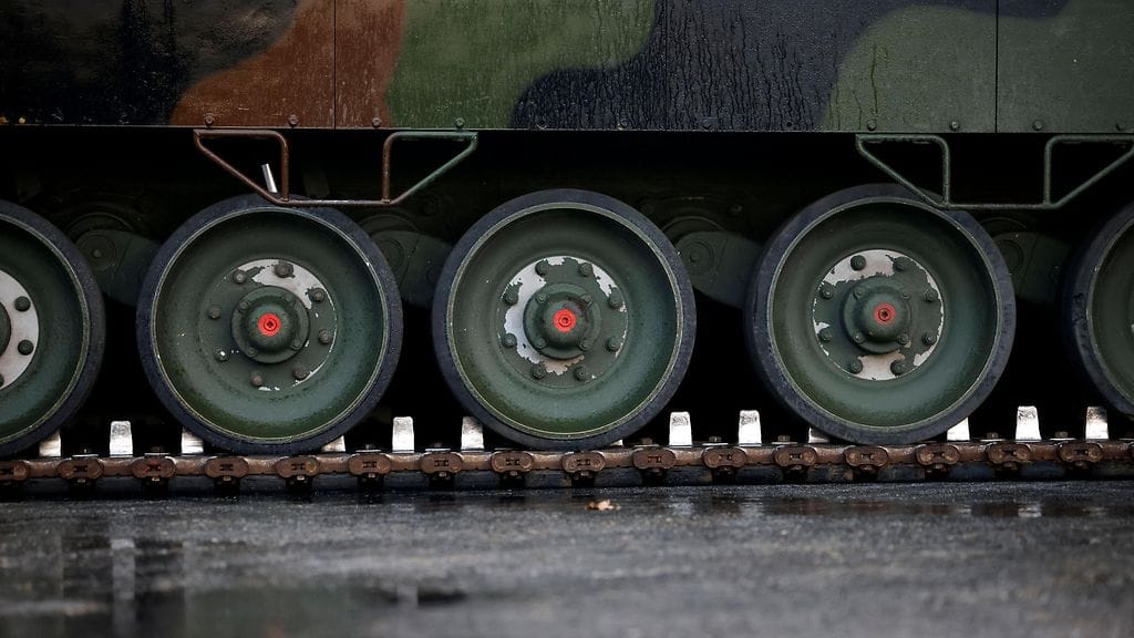 Moottorimarssilla ollut Leopard 2A6 -panssarivaunu pysähtyi iltapäivällä Hämeenlinnassa Tiiriön ABC:n kohdalle. Kuvituskuvan panssarivaunu ei liity uutiseen.