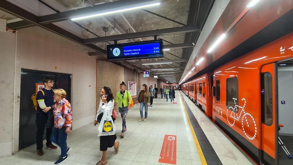 Metroliikenne tökkii Helsingissä. Kuvituskuva.