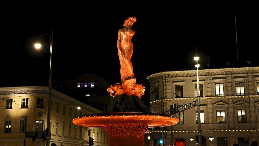 Havis Amandan patsas valaistiin oranssiksi YK:n Oranssit päivät -kampanjan kunniaksi 25. marraskuuta 2025. Helsingin kaupunki valaisi Havis Amandan oranssiksi ja järjesti hiljaisen kynttiläkulkueen naisiin kohdistuvan väkivallan vastaisena päivänä tiistaina.