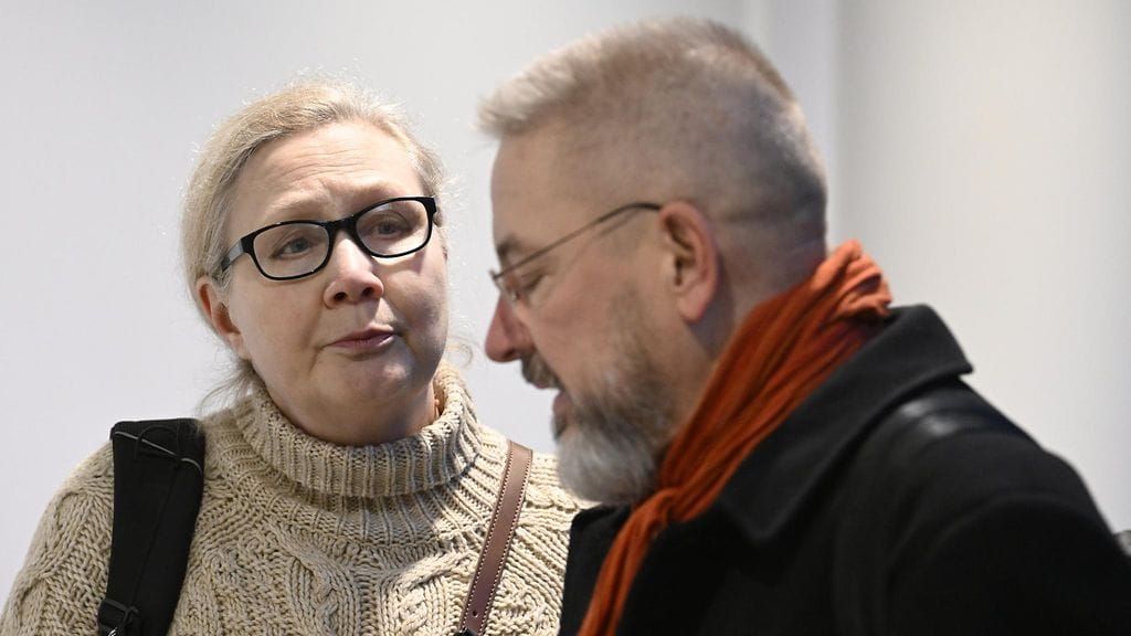 Anneli Auer ja asianajaja Markku Fredman Turun käräjäoikeudessa marraskuussa 2025.