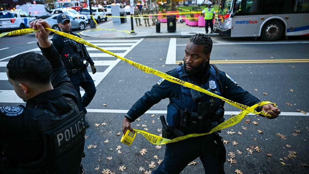 lk 26.11.2025 Poliisit turvaavat alueen rikospaikkateipillä ampumavälikohtauksen jälkeen Washingtonin keskustassa 26. marraskuuta 2025.