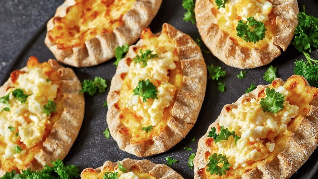 Linnan juhlissa 2025 tarjoillaan muun muassa karjalanpiirakoita munavoilla.