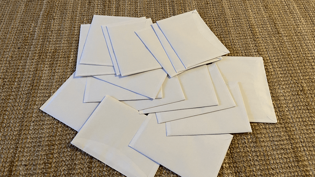 OMA Kirjeet lattialla sekaisin