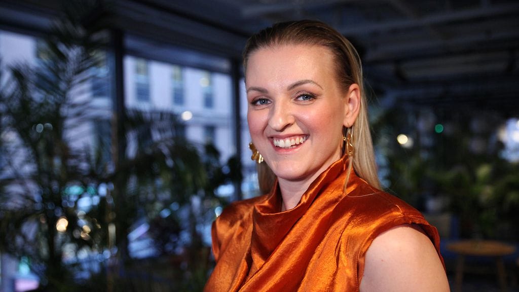 Radiojuontaja Jenni Poikelus on raskaana.