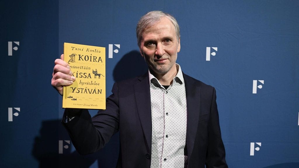LK 27.11.2025 Tomi Kontio ja teoksensa Koira nimeltään Kissa hyvästelee ystävän (Teos) lasten- ja nuortenkirjallisuuden Finlandia-palkinnon ehdokaskirjojen julkistustilaisuudessa Helsingissä 5. marraskuuta 2025.
