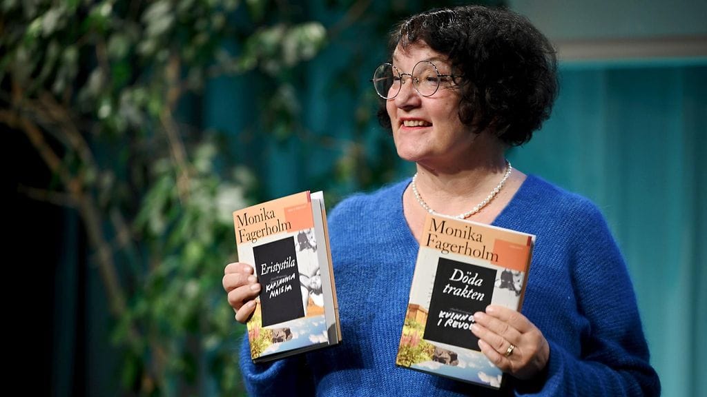 LK 27.11.2025 Kirjailija Monika Fagerholm ja kirjansa Eristystila - Kapinoivia naisia (Döda trakten - Kvinnor i revolt) kaunokirjallisuuden Finlandia-palkinnon ehdokaskirjojen julkistustilaisuudessa Helsingissä 6. marraskuuta 2025.