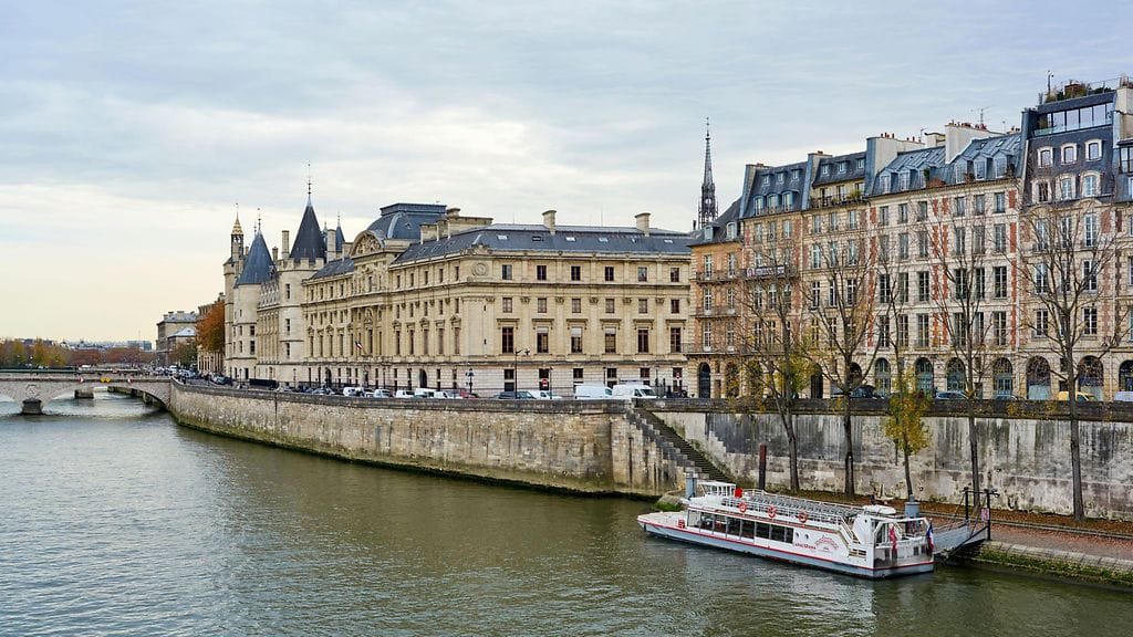 Kuvituskuvassa Pariisin keskustaa ja Seine-joki.