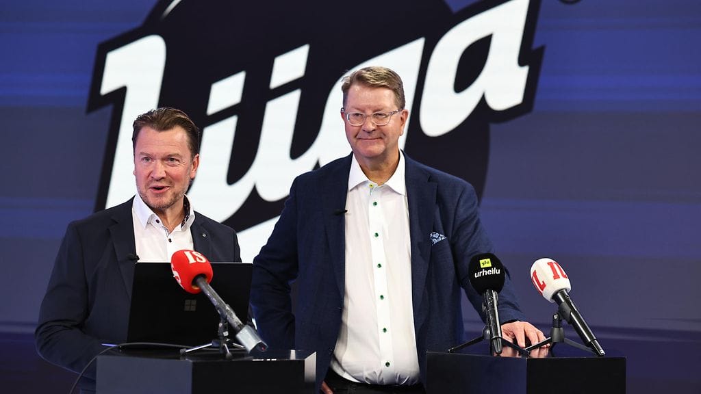 SM-liigan toimitusjohtaja Mikko Pulkkinen (vas.) ja puheenjohtaja Jyrki Seppä olivat tyytyväisiä sarjauudistuksesta syntyneestä sovusta.