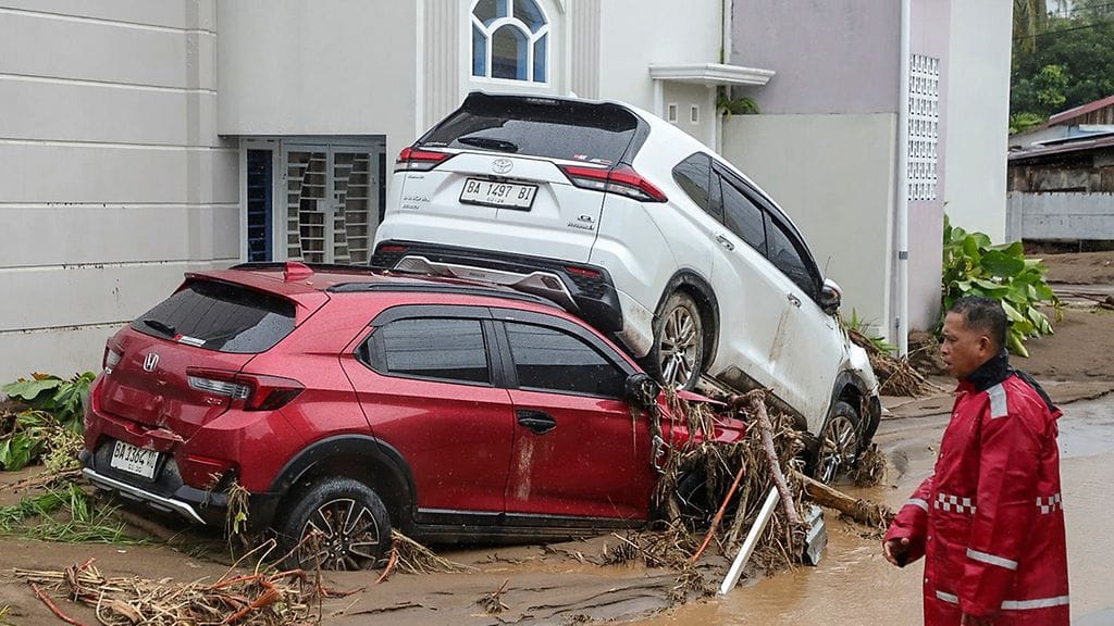 Tulvatuhoja Indonesian Padangin alueella.