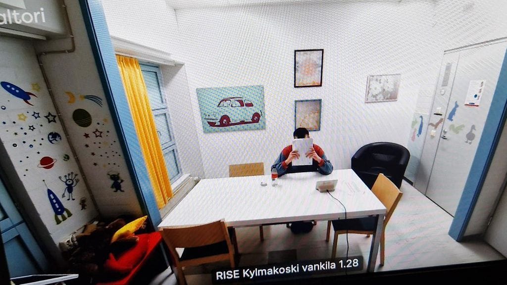 Kauppakeskus Ratinan joukkopuukotuksesta epäilty peitteli kasvojaan oikeudessa.