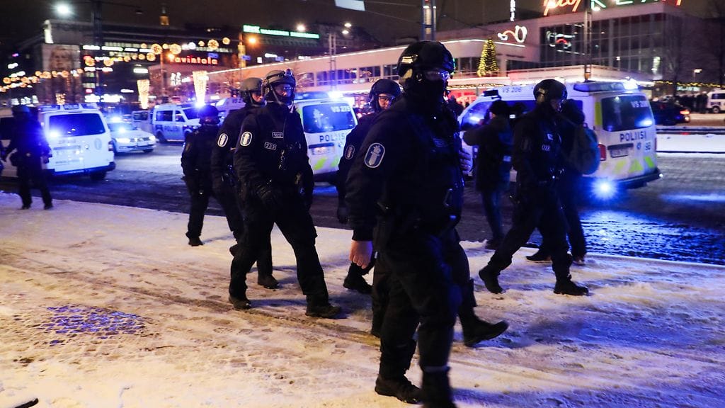 Näin poliisi valvoi itsenäisyyspäivän mielenosoituksia vuonna 2022.