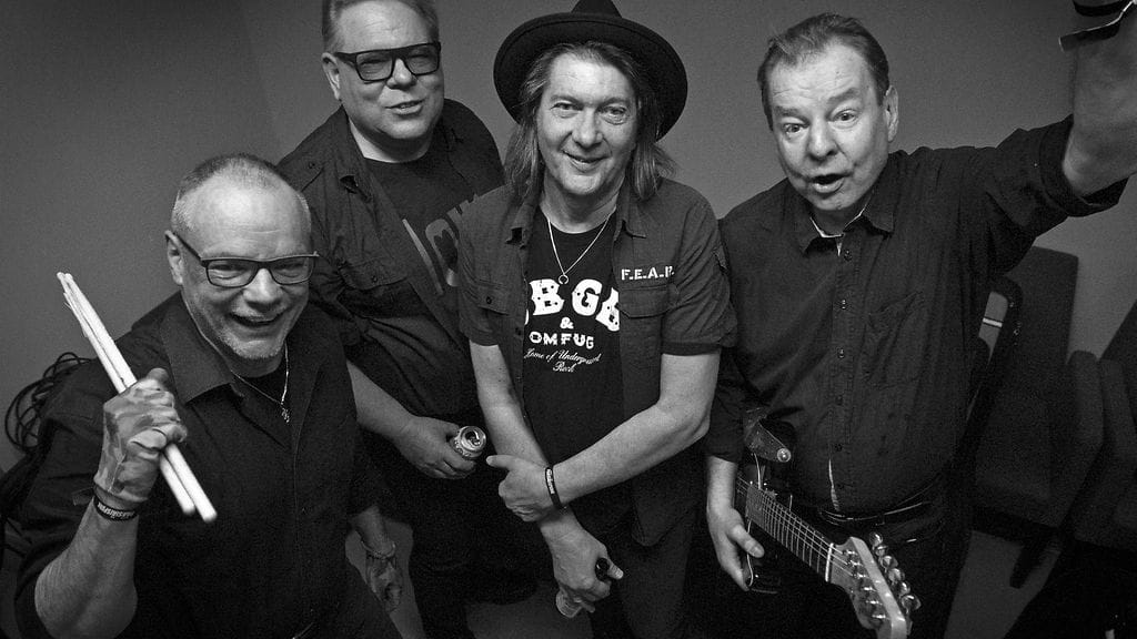 Ypö-Viis-yhtye vuonna 2023. Mikko Holmström kuvassa oikealla.